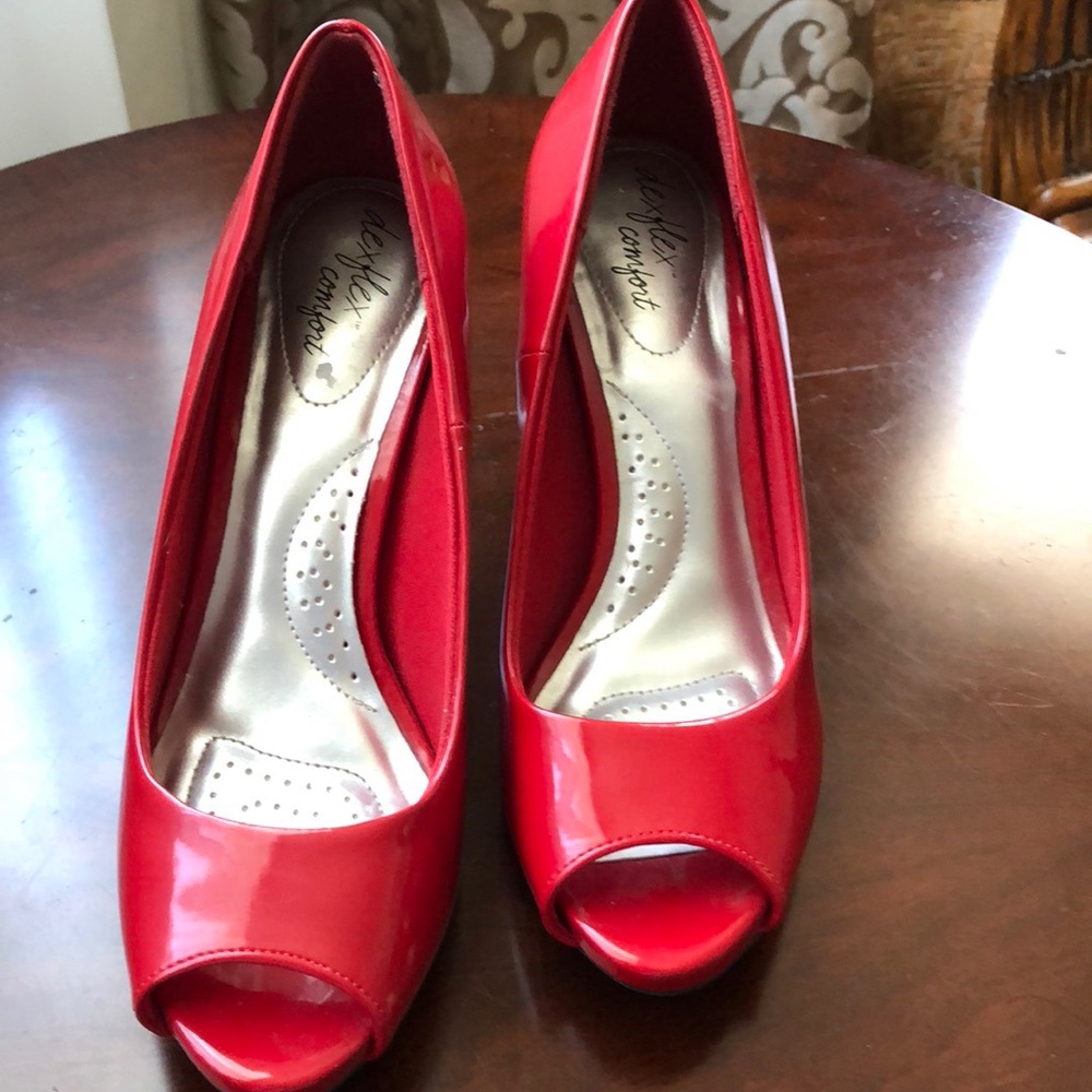 Dexflex Comfort peep toe pumps